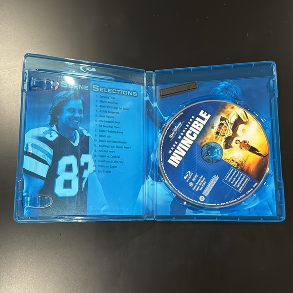 Invincible - Blu-ray - Picture 4 of 5